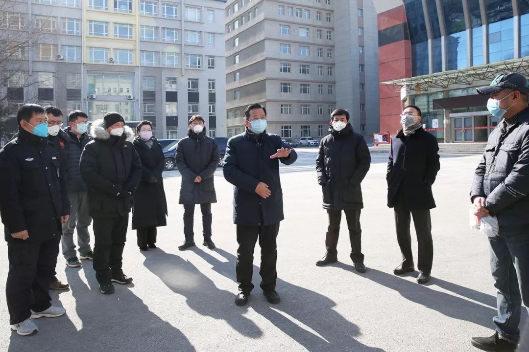 一行检查疫情防护设施及物品配备情况党委书记董亲学,副院长张伯威