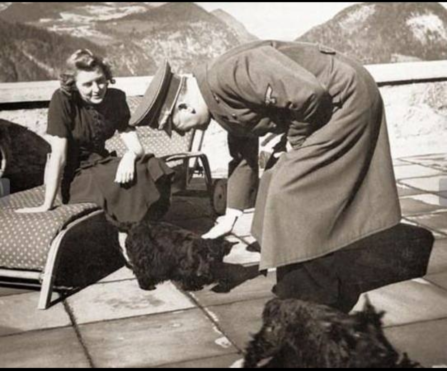 历史解密:希特勒"自杀"真相,德国战败前夕希特勒逃往了何方?