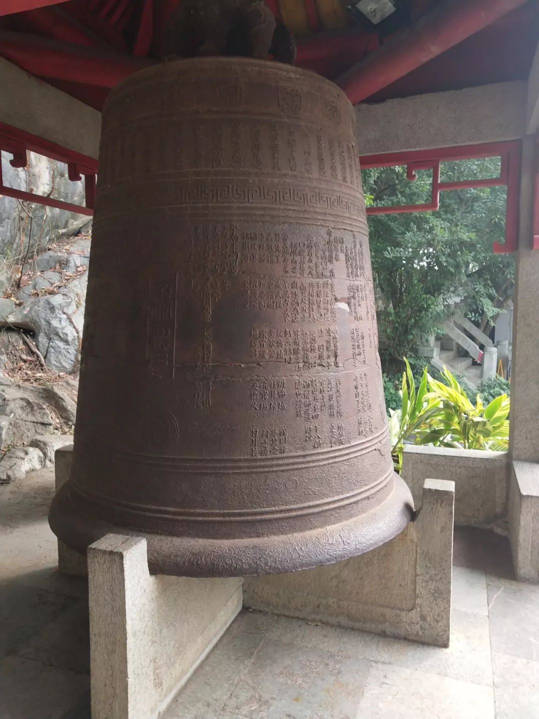 双龙钮大铁钟5048斤孔四贞当年主持重修的定粤寺在抗日战争时毁于