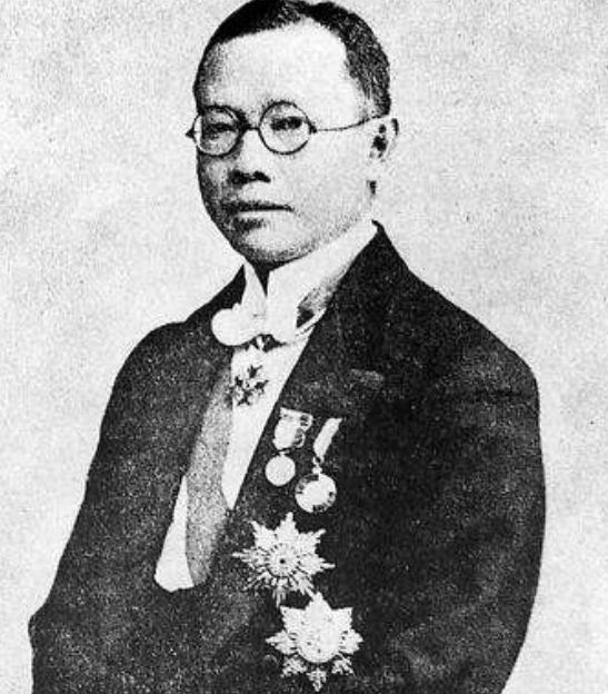 伍连德照片伍连德,字星联 ,1879年出生于马来西亚槟榔屿,祖籍广东新宁