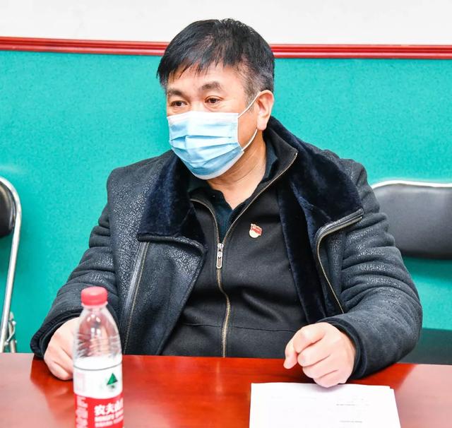 在民族小学,书记,校长马万成汇报了学校应对疫情所做的防控措施.