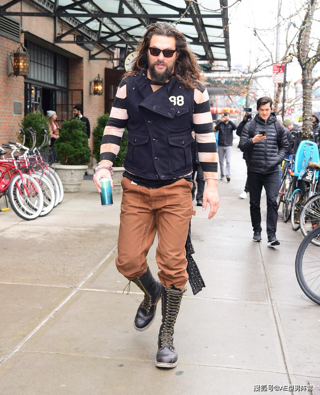 原创海王杰森·莫玛现身街头!马甲造型萌翻路人,简直是可爱大甜心