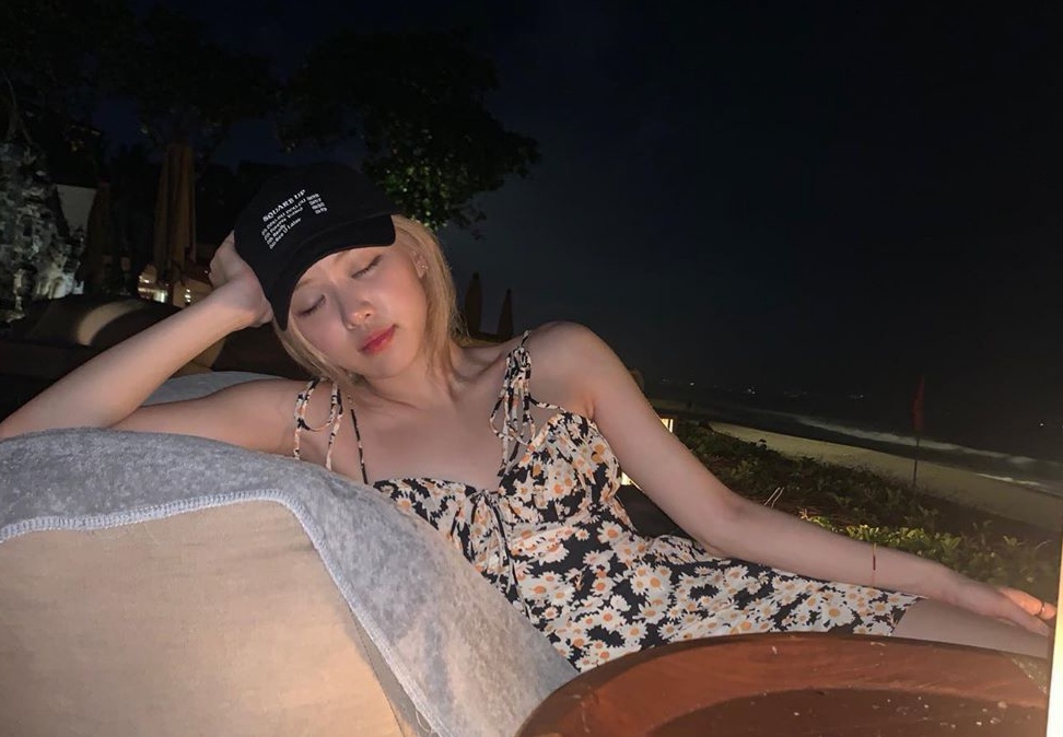 原创rose晒巴黎街头美照,穿运动衣像高中生,发量惊人惹人羡慕