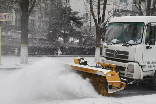 疫情时期朝阳区扫雪铲冰不放松保障医疗救护和物资通道