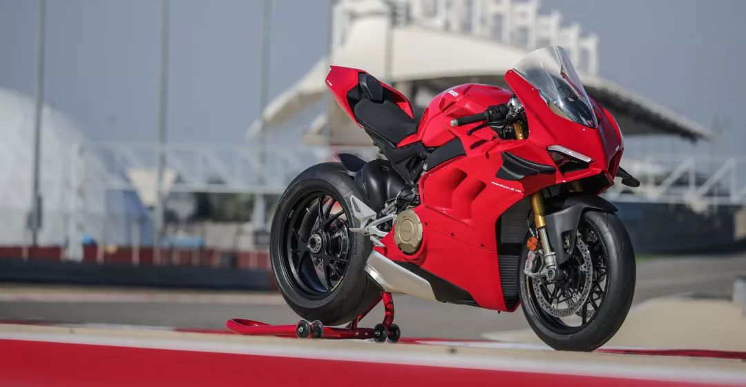 杜卡迪的红色激情:2020款panigale v4的赛道咆哮!