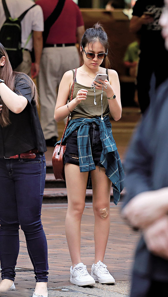 张学友大女儿素颜逛街照曝光,长相随妈,可大家更关心她的膝盖_罗美薇