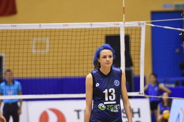 蓝精灵 土耳其女排欧洲奥运会资格赛mvp 因头发颜色被球迷爱称 _博兹