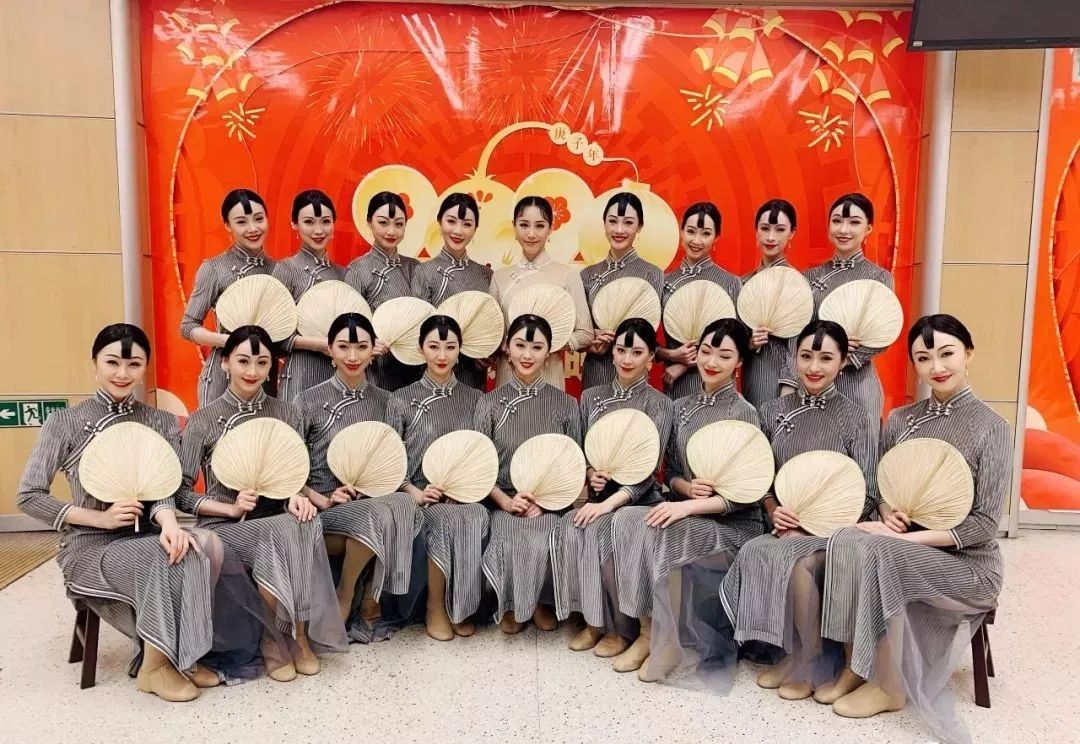 揭秘春晚舞蹈《晨光曲》美丽的背后是千万次的打磨!_旗袍