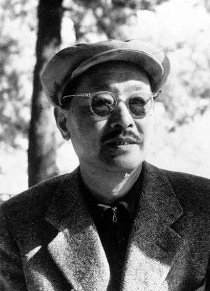 嶂,或云原名萧克森,字子暲),其祖父给他赐名萧莼三,读书时起名萧植蕃