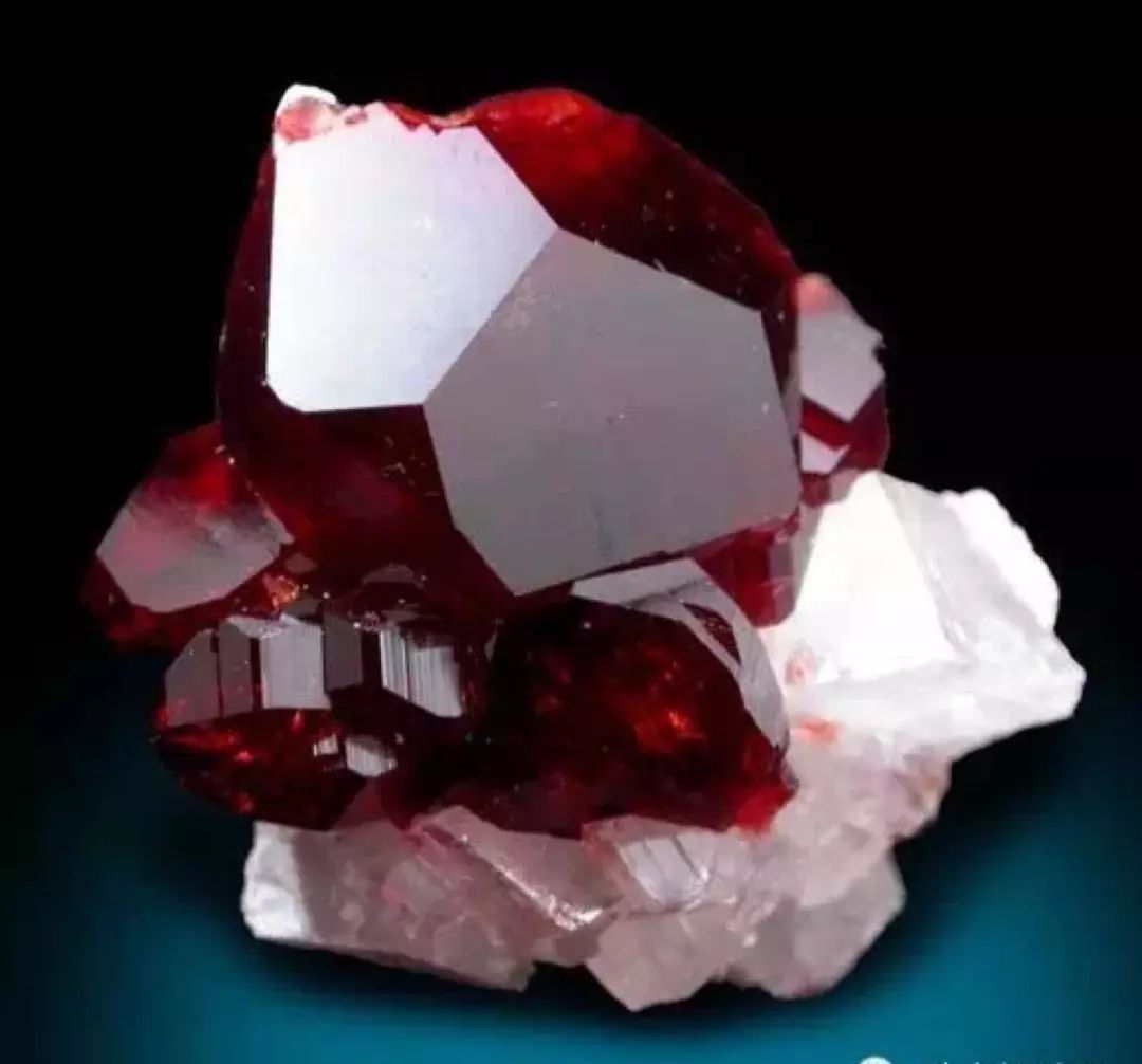 分别上红碧玺,红尖晶石,红色石榴石还有英帝国王冠上的"黑王子红宝石"