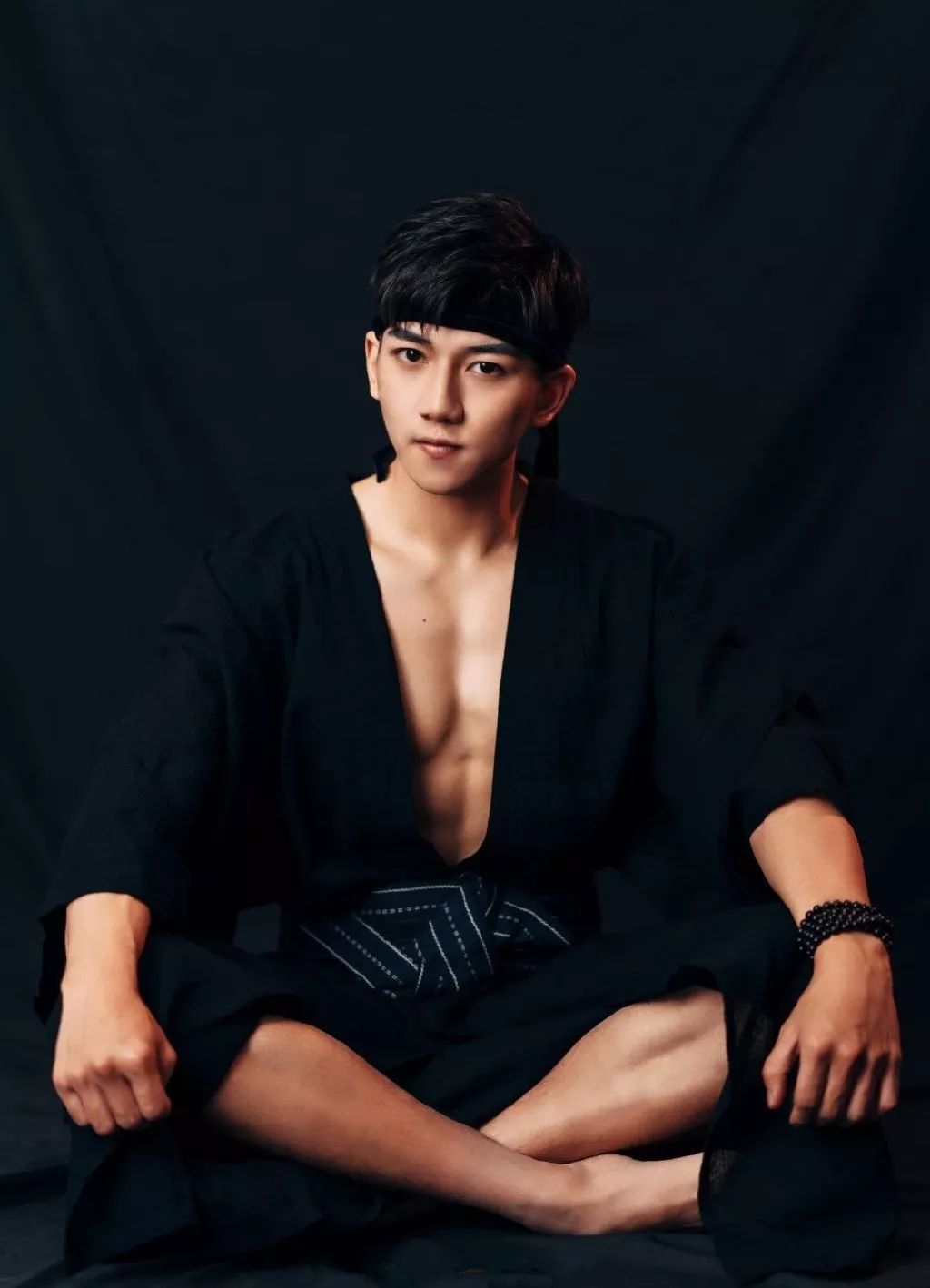 肌肉童颜小奶狗我看看狠可以