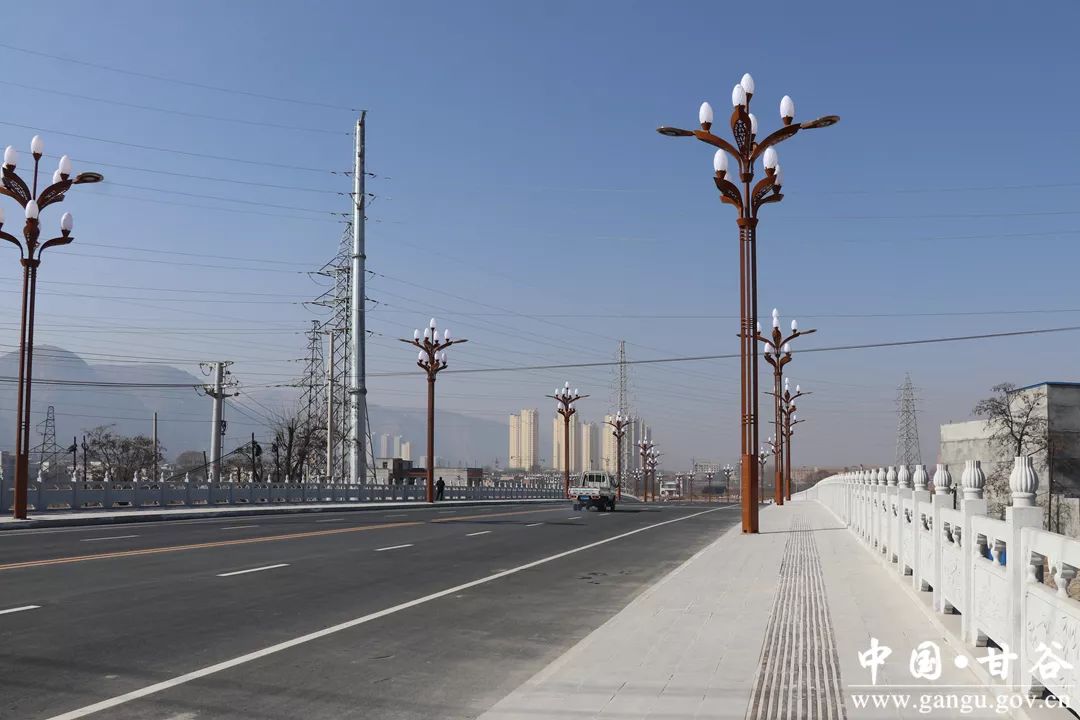 甘谷县城西区康庄西路砂沟立交桥终于正式通车