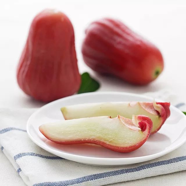 95元5斤装黑金刚莲雾长在树上的矿泉水