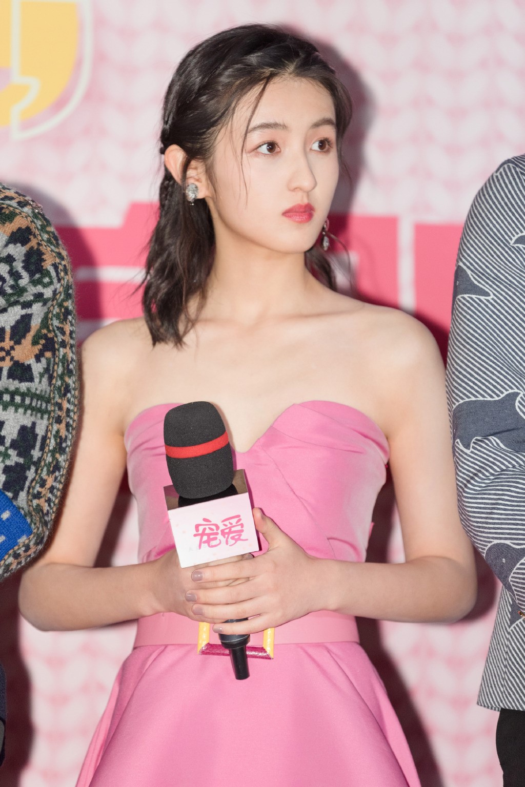 18岁张子枫艳而不俗一身粉色抹胸裙美翻了真是人见人爱