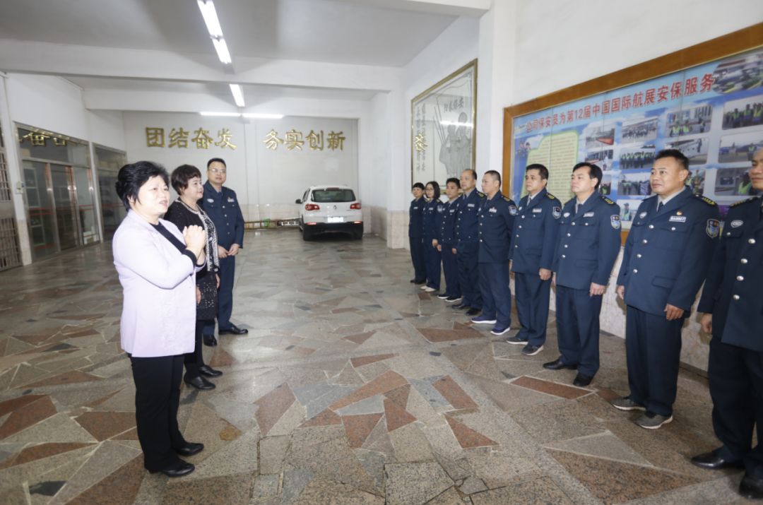 阳春市人大常委会主任余秀坤市委常委宣传部长陆雪带领市慰问组莅临