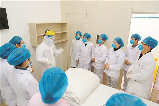 2月3日,汨罗"小汤山"医院开展第6次模拟演练,科主任张翔讲解诊疗过程