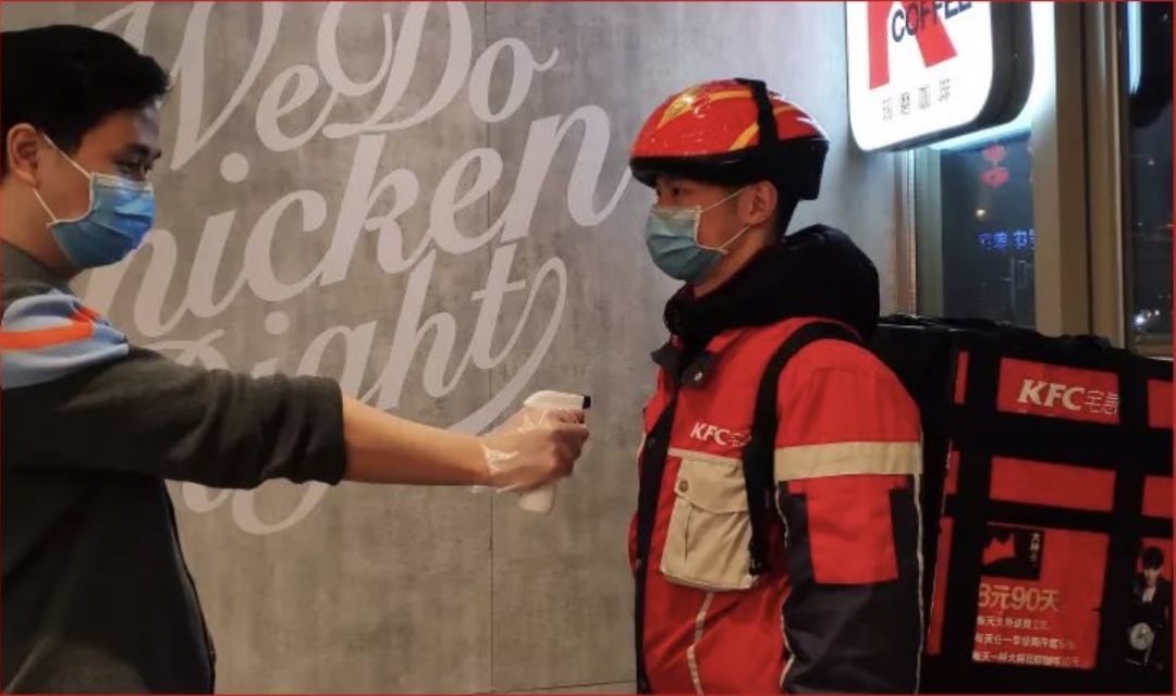 为了保障送餐点的安全,外送骑手每日上岗前测量体温,如有异常,立即