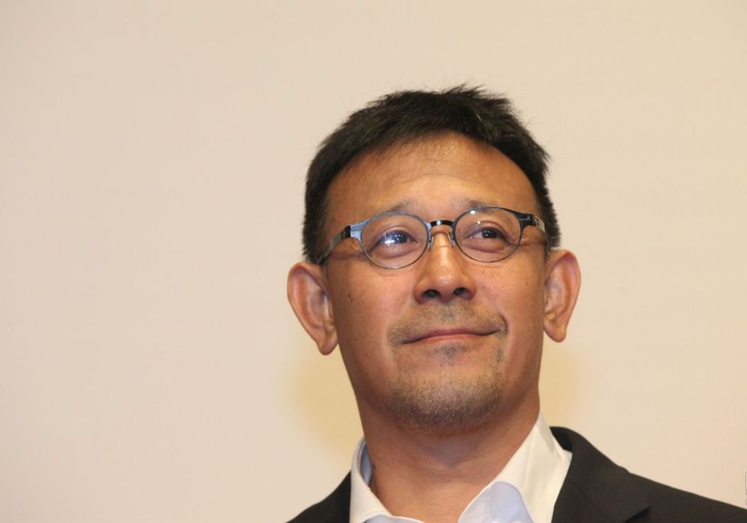 佩戴着一幅出自ic! berlin foxweg眼镜的姜文.