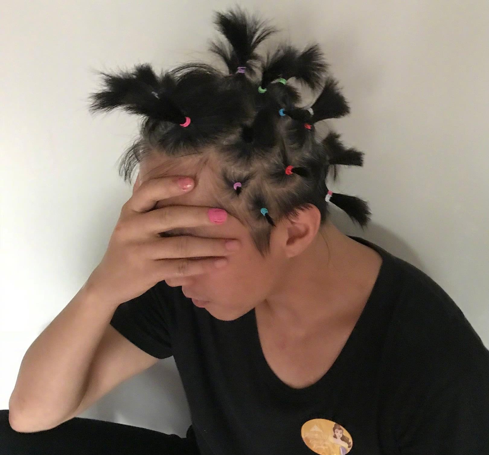 邓超不在家小花妹妹又给等等涂指甲被大赞子承父业轮流宠妹