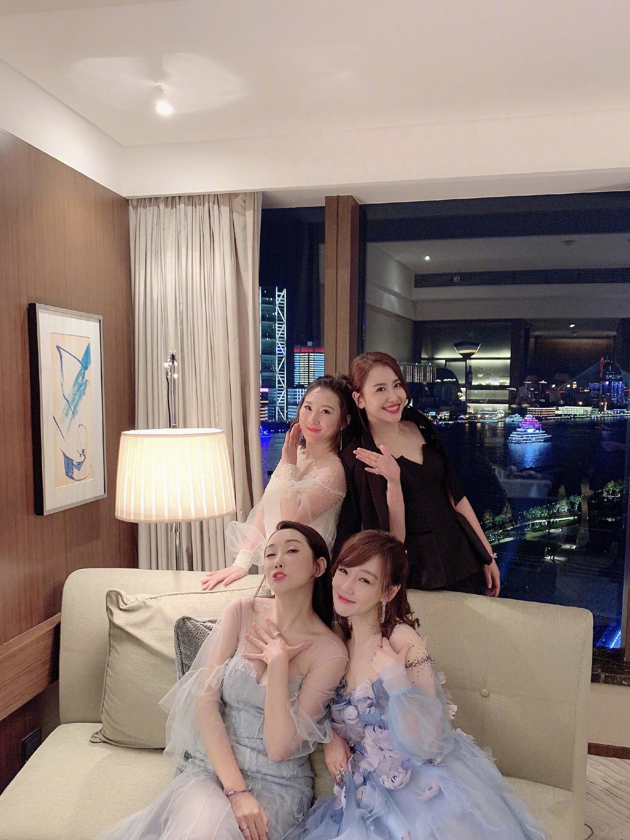 41岁薛佳凝依然女神范十足,身穿淡蓝色连衣裙华丽大气,仙气飘飘