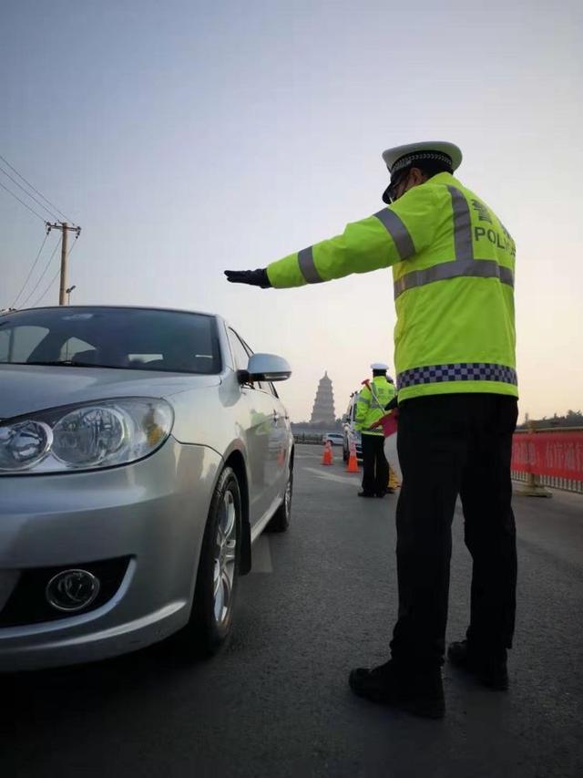 西安曲江交警大雁塔中队民警石磊舍小家为大家,坚守防疫第一线