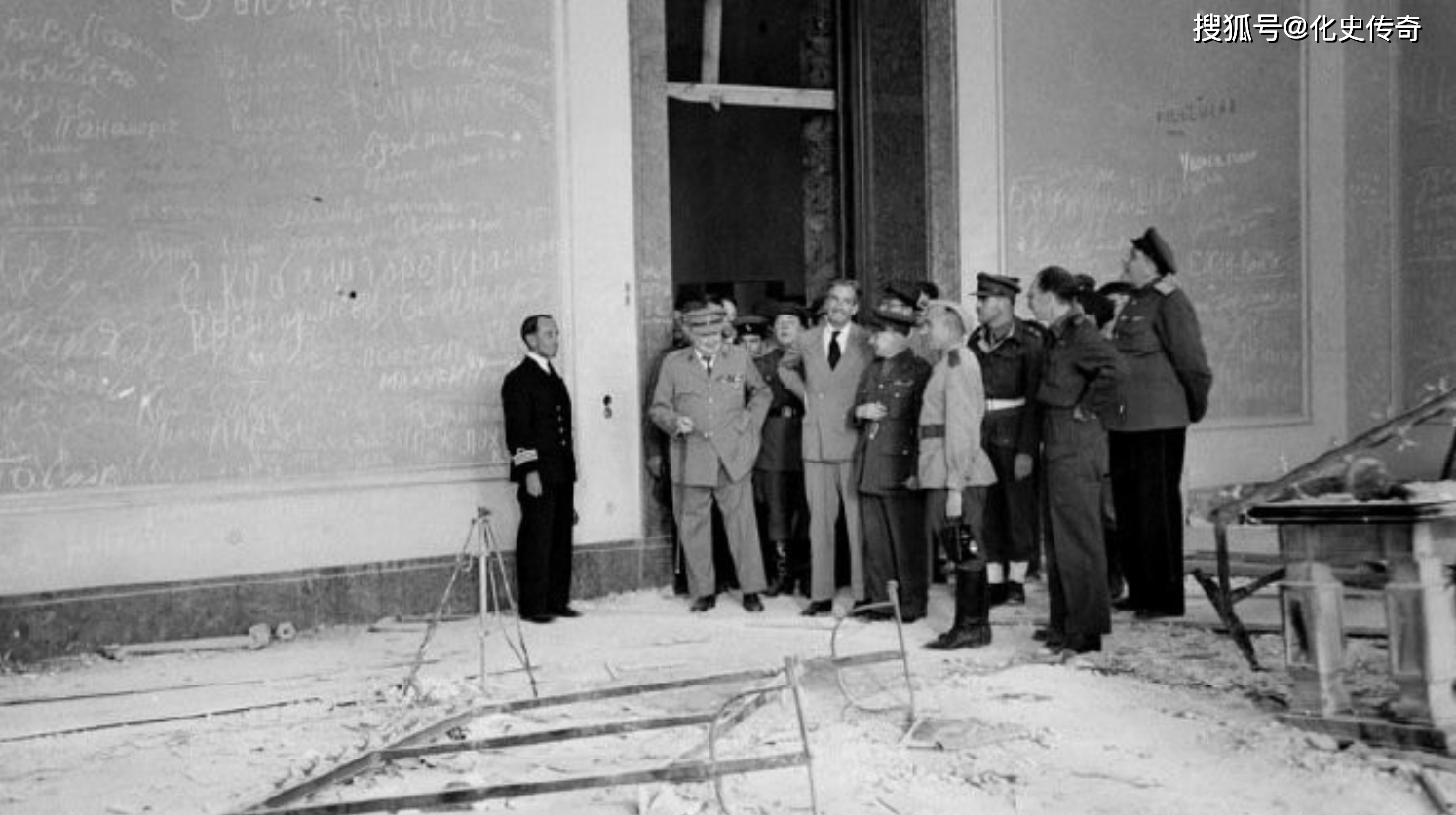 1945年,德国无条件投降,丘吉尔摆出胜利手势