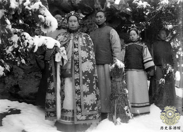 一组清朝太监真实老照片图五将珍妃投井图六是皇帝的贴身太监