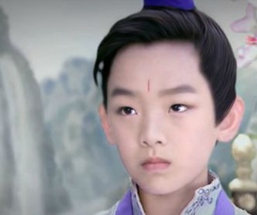 小屠苏的扮演者就是如此,小时候的他眼神是非常干净和纯粹的,现在也多