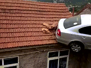 【搞笑车祸】这车飞上屋顶了怎么开的