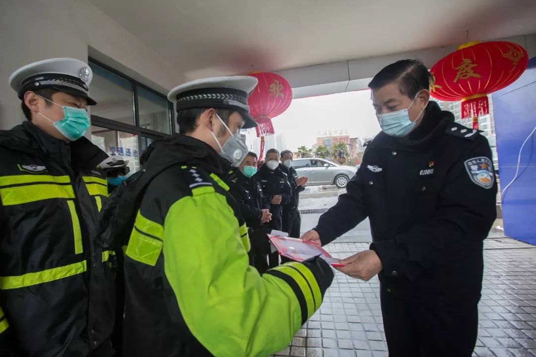 张荣先副市长深入交警大桥中队开展疫情防控战时表彰慰问活动