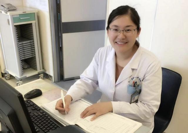 他的妻子孙雯雯,是市第一人民医院的一名急诊科医生,在接诊了我市第