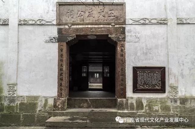 王阳明就是最鲜明的例子,他被宦官刘瑾陷害然后贬到贵州龙场后