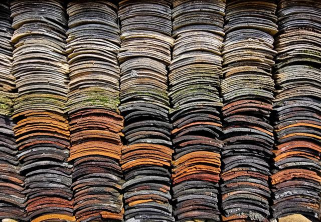 墙角堆的800块旧瓦片老爸不用来盖屋顶铺在庭院地面也挺漂亮