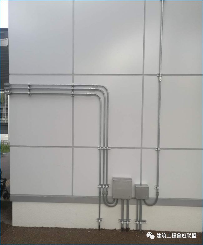 预制加工→支架安装→管道敷设→接地② 建议三根管以下采用配管配线