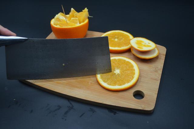 家里来客人,学会这样切橙子,吃着不脏手不流汁,方法简单又省事