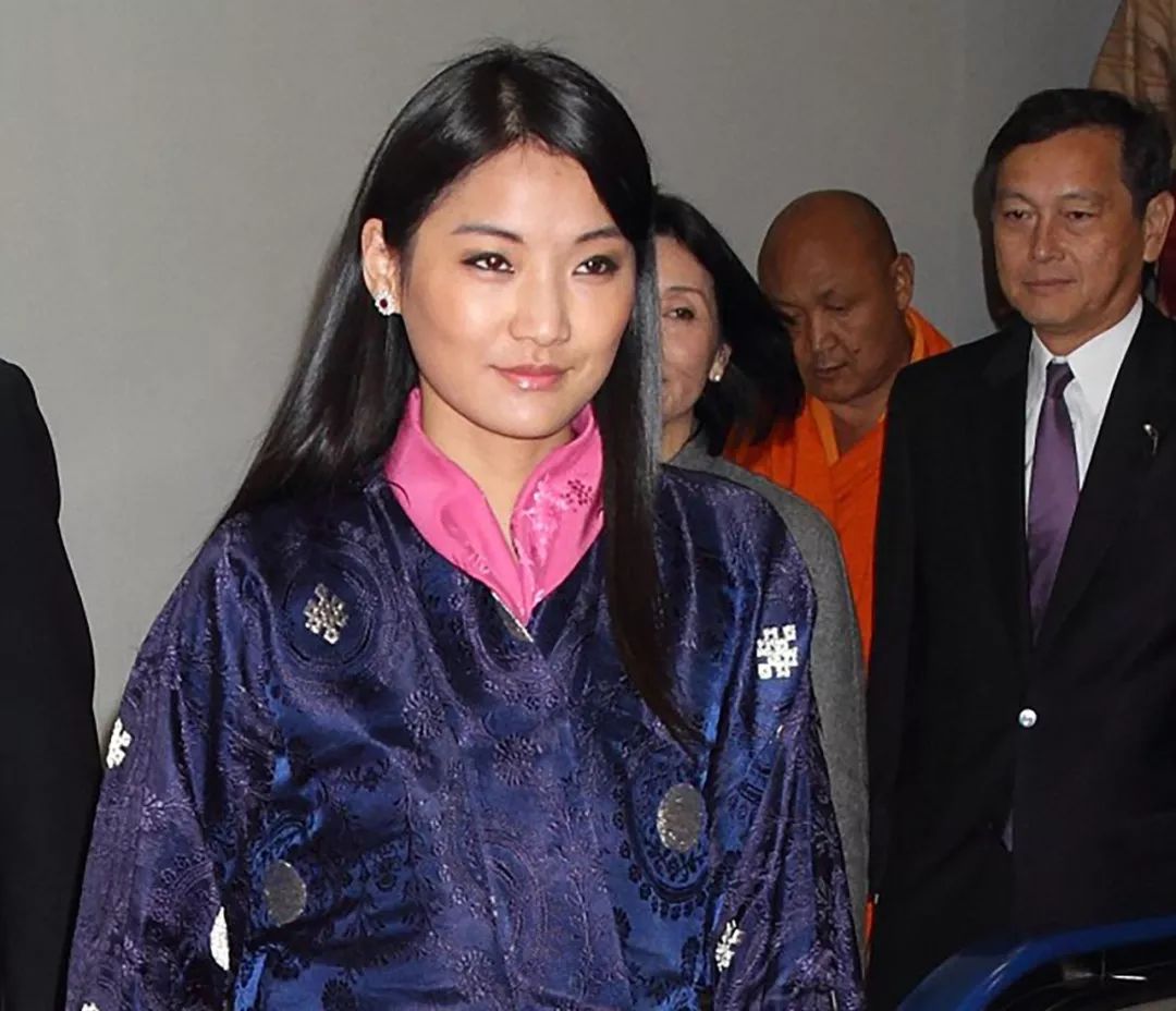 40岁不丹国王宠爱王后带佩玛骑双人车出行夫妻感情更进一步