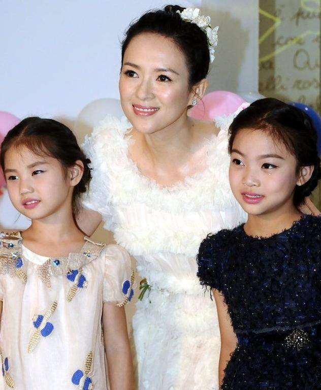 章子怡穿白裙美若新娘与孩子拍照展亲切笑容