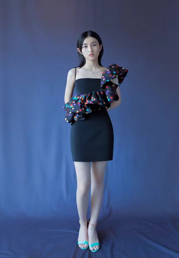 张子枫穿小黑裙成熟端庄,谁注意到她脚上穿的啥,还把她当小女孩?