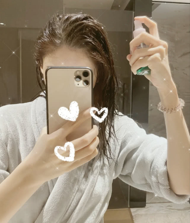 手拿手机自拍之时的古力娜扎显露自己的纤细手指,身穿浴衣丝毫不在乎