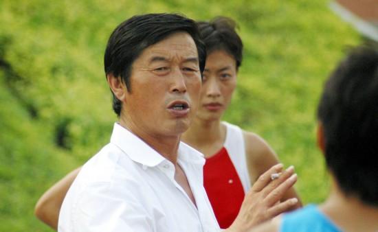 原创谁还记得红极一时的田径教练马俊仁现状如何75岁面容已变老