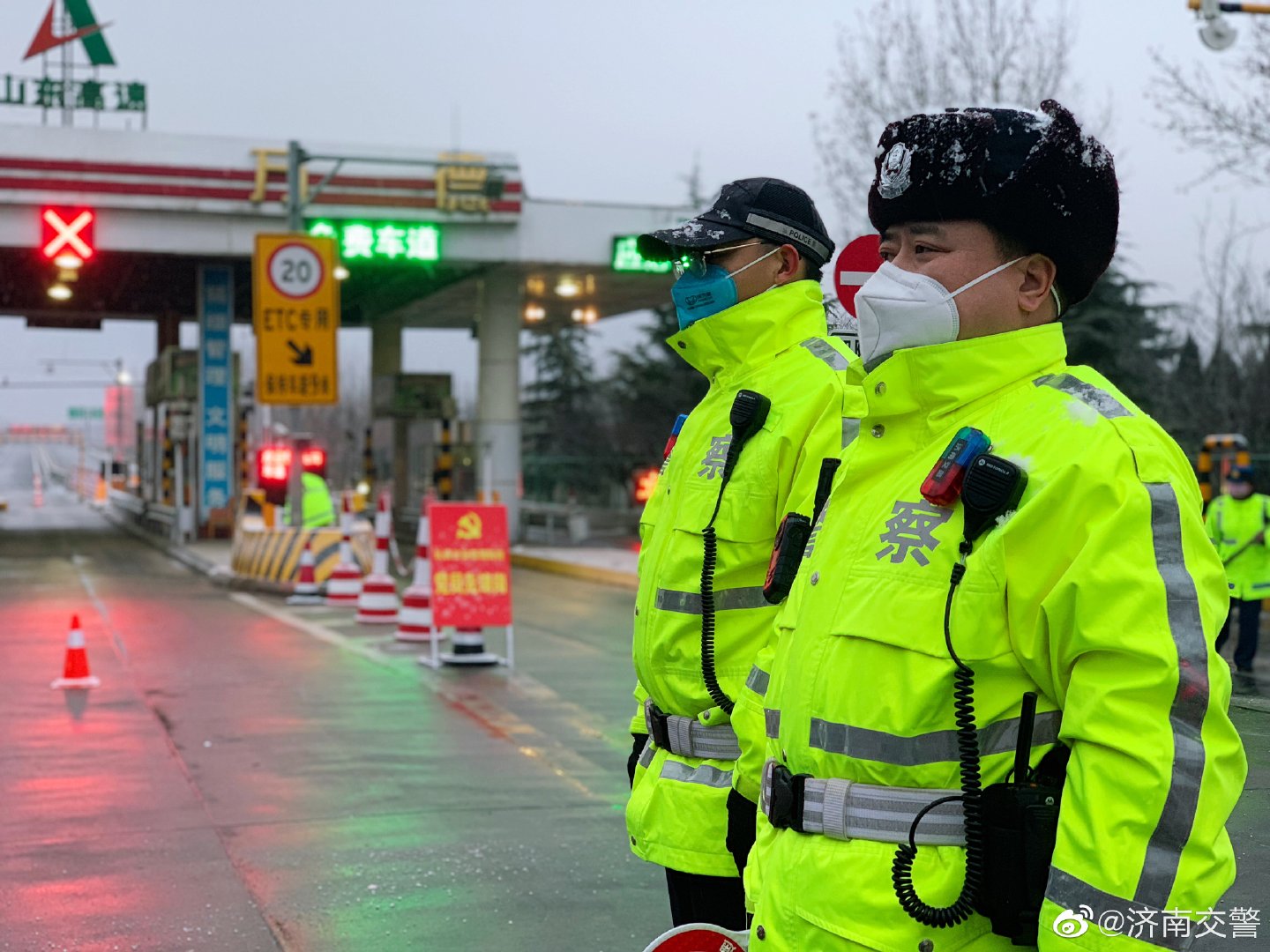 疫情当前警察不退抗击疫情公安在行动济南交警在线彻夜守候又是新的