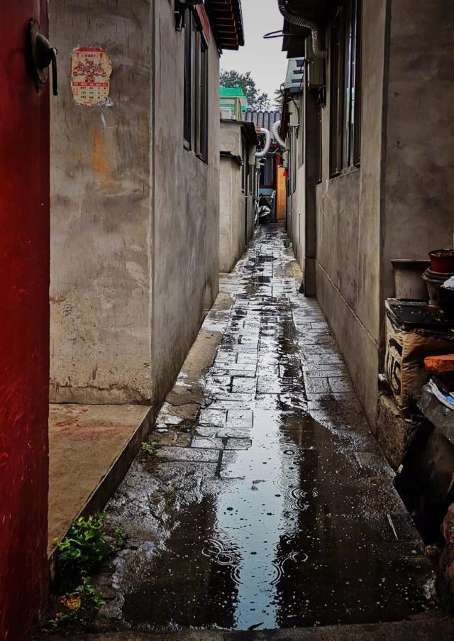 如果还将北京胡同作为一个生活区设施,下雨几乎是北京胡同一个"长久的