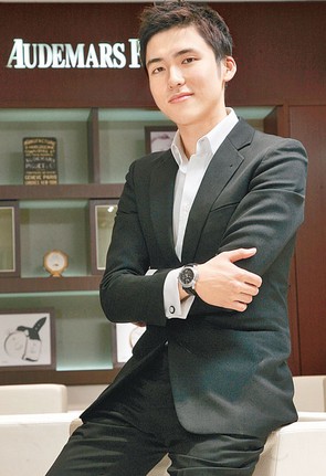 进入南加州大学政治经济系.毕业后,回到了香港.