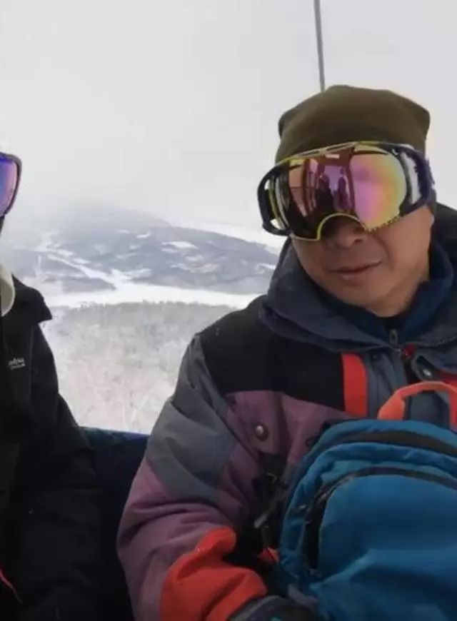 岁黎美娴日本滑雪,素颜出镜皮肤白皙宛如少女,富商老公罕同框_谢兴肇