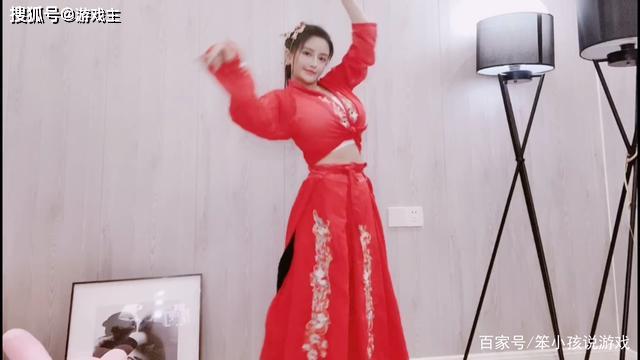 解说古阿扎回归更新新年第一部视频一袭红衣婀娜多姿