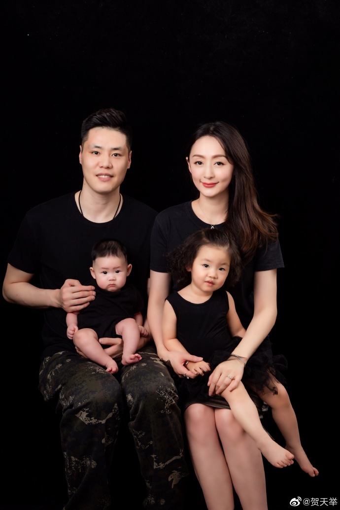 而贺天举和李晓旭都是在家看娃,毕竟两人都结婚有了宝宝.