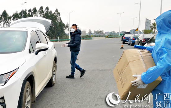 现场的工作人员匆忙中拍下这位热心市民的照片.黄清华摄