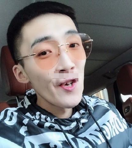 今日东方阿保助王某人赢得李舒克pk后,空降李舒克直播间刷礼物.