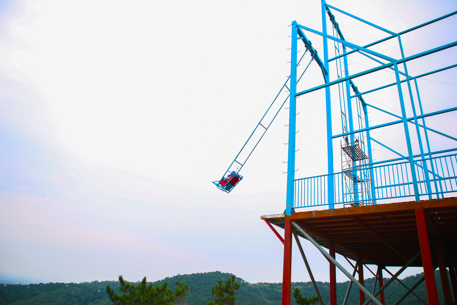 盘点国内景区5大网红项目.彩虹滑道成本最低