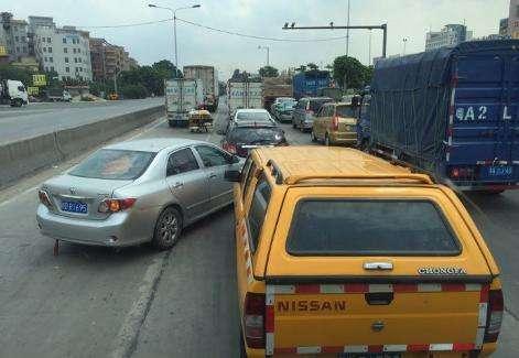 新手司机开车如何避免被插队超车几个老司机深藏技巧送给你